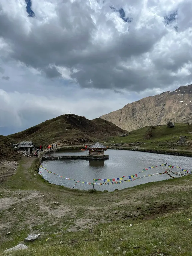 The sacred lake of Yulla Kanda with the temple at its centre
